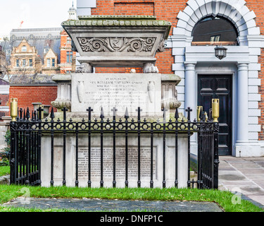 Grab des 'Sir William Rawlins' und Grade ll aufgeführt Kirchensaal auf dem Kirchhof von St. Botolph-ohne-Bishopsgate, London Stockfoto