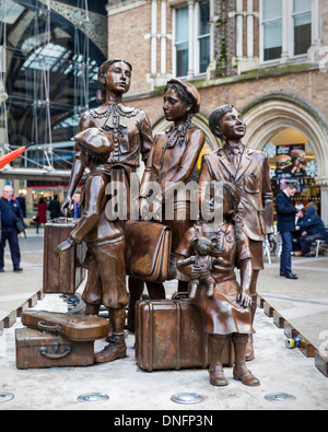 Kinder und Bahn Linie - Bronze Kindertransport-Denkmal (2006) von Frank Meisler am Bahnhof Liverpool Street, London, UK Stockfoto