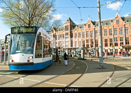 Straßenbahn warten an der Central Station in Amsterdam, Niederlande Stockfoto