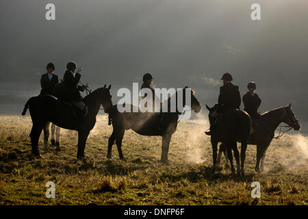 Wentbridge, West Yorkshire, Großbritannien. 26. Dezember 2013. Mitglieder des Vereins der Badsworth & Braham Moor sammeln vor der jährlichen Boxing Day treffen im Dorf Wentbridge, West Yorkshire Credit: Chris Mcloughlin/Alamy Live-Nachrichten Stockfoto