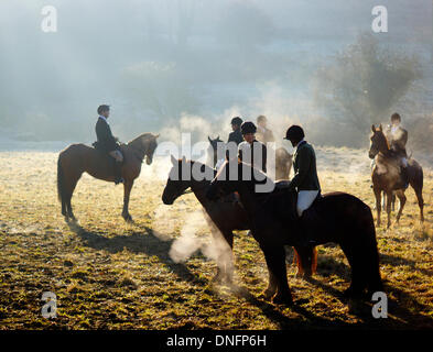 Wentbridge, West Yorkshire, Großbritannien. 26. Dezember 2013. Mitglieder des Vereins der Badsworth & Braham Moor sammeln vor der jährlichen Boxing Day treffen im Dorf Wentbridge, West Yorkshire Credit: Chris Mcloughlin/Alamy Live-Nachrichten Stockfoto