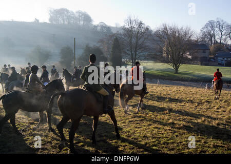 Wentbridge, West Yorkshire, Großbritannien. 26. Dezember 2013. Mitglieder des Vereins der Badsworth & Braham Moor sammeln vor der jährlichen Boxing Day treffen im Dorf Wentbridge, West Yorkshire Credit: Chris Mcloughlin/Alamy Live-Nachrichten Stockfoto