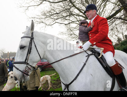 Oakham, Rutland, UK. 26. Dezember 2013. Huntsman Andrew Osborne gibt eine Fahrt, ein junger Anhänger während der Cottesmore Hunt Boxing Day treffen. Bildnachweis: Nico Morgan/Alamy Live-Nachrichten Stockfoto