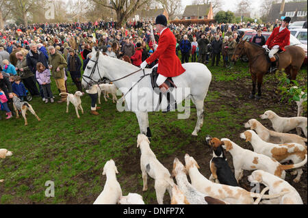 Oakham, Rutland, UK. 26. Dezember 2013. Huntsman Andrew Osborne befasst sich eine große Menschenmenge an der Cottesmore Hunt traditionellen Boxing Day treffen. Bildnachweis: Nico Morgan/Alamy Live-Nachrichten Stockfoto