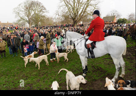 Oakham, Rutland, UK. 26. Dezember 2013. Huntsman Andrew Osborne befasst sich eine große Menschenmenge an der Cottesmore Hunt traditionellen Boxing Day treffen. Bildnachweis: Nico Morgan/Alamy Live-Nachrichten Stockfoto