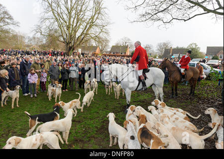 Oakham, Rutland, UK. 26. Dezember 2013. Huntsman Andrew Osborne befasst sich eine große Menschenmenge an der Cottesmore Hunt traditionellen Boxing Day treffen. Bildnachweis: Nico Morgan/Alamy Live-Nachrichten Stockfoto