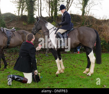 Oakham, Rutland, UK. 26. Dezember 2013. Peter Chojnacki schlägt Freundin Anna Munton an die Cottesmore Hunt traditionellen Boxing Day treffen. Sie sagte ja. Bildnachweis: Nico Morgan/Alamy Live-Nachrichten Stockfoto