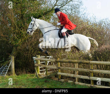 Oakham, Rutland, UK. 26. Dezember 2013. Huntsman Andrew Osborne springt eine Hecke nach Cottesmore Hunt es traditionellen Boxing Day zu erfüllen. Bildnachweis: Nico Morgan/Alamy Live-Nachrichten Stockfoto