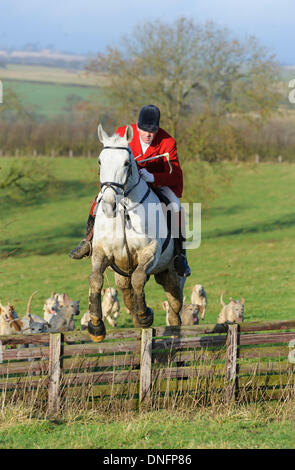 Oakham, Rutland, UK. 26. Dezember 2013. Huntsman Andrew Osborne springt einen Zaun nach Cottesmore Hunt es traditionellen Boxing Day zu erfüllen. Bildnachweis: Nico Morgan/Alamy Live-Nachrichten Stockfoto