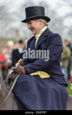 Oakham, Rutland, UK. 26. Dezember 2013. Seite Sattel Rider Holly Campbell fügt Stil der Cottesmore Hunt traditionellen Boxing Day treffen. Bildnachweis: Nico Morgan/Alamy Live-Nachrichten Stockfoto