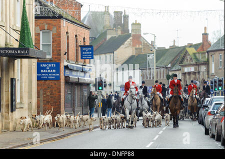 Oakham, Rutland, UK. 26. Dezember 2013. Jäger und Hunde Prozess durch Oakham High Street nach Cottesmore Hunt es traditionellen Boxing Day treffen. Bildnachweis: Nico Morgan/Alamy Live-Nachrichten Stockfoto