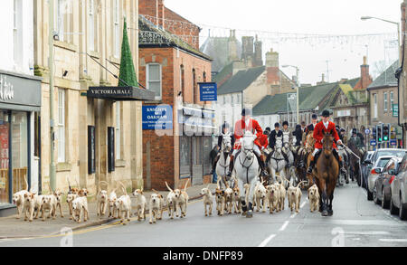 Oakham, Rutland, UK. 26. Dezember 2013. Jäger und Hunde Prozess durch Oakham High Street nach Cottesmore Hunt es traditionellen Boxing Day treffen. Bildnachweis: Nico Morgan/Alamy Live-Nachrichten Stockfoto