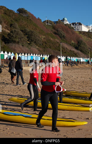 Bournemouth, UK. 26. Dezember 2013.  Bournemouth Rettungsschwimmer werden mit Auszeichnungen durch den Bürgermeister von Bournemouth im Durley Chine Beach präsentiert. Sie legte sich dann auf eine lebensrettende Rettung Demonstration für die Massen, einschließlich Rettung Santa Claus, Weihnachtsmann, vom Meer entfernt. Bildnachweis: Carolyn Jenkins/Alamy Live-Nachrichten Stockfoto