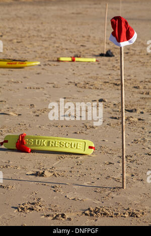 Bournemouth, UK. 26. Dezember 2013.  Bournemouth Rettungsschwimmer werden mit Auszeichnungen durch den Bürgermeister von Bournemouth im Durley Chine Beach präsentiert. Sie legte sich dann auf eine lebensrettende Rettung Demonstration für die Massen, einschließlich Rettung Santa Claus, Weihnachtsmann, vom Meer entfernt. Bildnachweis: Carolyn Jenkins/Alamy Live-Nachrichten Stockfoto