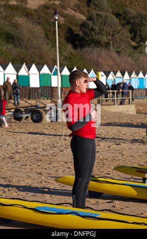 Bournemouth, UK. 26. Dezember 2013.  Bournemouth Rettungsschwimmer werden mit Auszeichnungen durch den Bürgermeister von Bournemouth im Durley Chine Beach präsentiert. Sie legte sich dann auf eine lebensrettende Rettung Demonstration für die Massen, einschließlich Rettung Santa Claus, Weihnachtsmann, vom Meer entfernt. Bildnachweis: Carolyn Jenkins/Alamy Live-Nachrichten Stockfoto