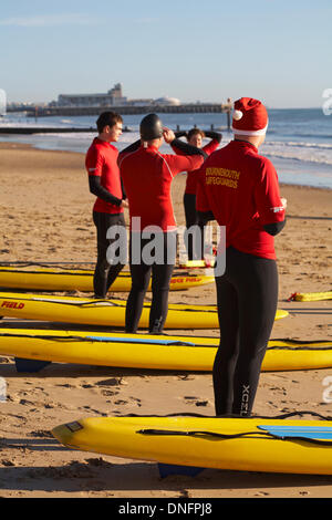 Bournemouth, UK. 26. Dezember 2013. Bournemouth Rettungsschwimmer werden mit Auszeichnungen durch den Bürgermeister von Bournemouth im Durley Chine Beach präsentiert. Sie legte sich dann auf eine lebensrettende Rettung Demonstration für die Massen, einschließlich Rettung Santa Claus, Weihnachtsmann, vom Meer entfernt. Bildnachweis: Carolyn Jenkins/Alamy Live-Nachrichten Stockfoto