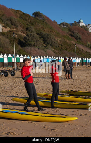 Bournemouth, UK. 26. Dezember 2013. Bournemouth Rettungsschwimmer werden mit Auszeichnungen durch den Bürgermeister von Bournemouth im Durley Chine Beach präsentiert. Sie legte sich dann auf eine lebensrettende Rettung Demonstration für die Massen, einschließlich Rettung Santa Claus, Weihnachtsmann, vom Meer entfernt. Bildnachweis: Carolyn Jenkins/Alamy Live-Nachrichten Stockfoto