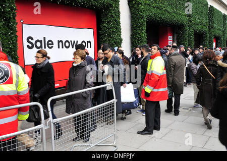 Shopper-Warteschlange außerhalb Selfridges im Zentrum von London am zweiten Weihnachtstag Stockfoto