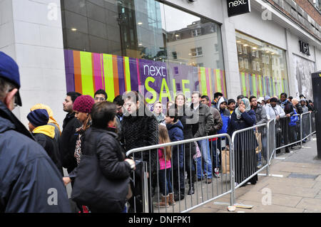 Shopper-Warteschlange außerhalb weiter im Zentrum von London am zweiten Weihnachtstag Stockfoto