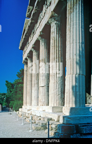 Griechische dorischen Säulen vom Tempel des Hephaistos oder Hepaisteion, der ehemalige Theseion oder Tempel des Theseus, zur antiken Agora, Athen, Griechenland Stockfoto