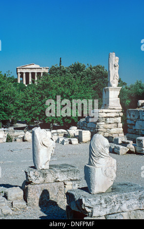 Odeon von Agrippa & antike Agora mit dem griechisch dorischen Tempel des Hephaistos in Athen den Hintergrund Stockfoto