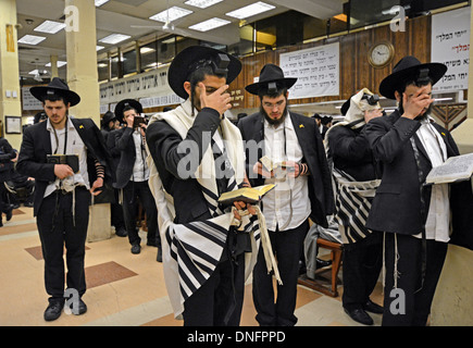 Orthodoxe jüdische Männer am Wochentag Morgengebet Tefillin - Gebetsriemen- und Gebet Schals tragen. Crown Heights, Brooklyn, NY Stockfoto