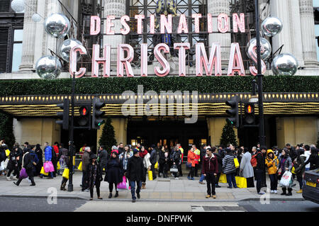 Käufer außerhalb am zweiten Weihnachtstag außerhalb Selfridges in der Oxford Street, London Stockfoto