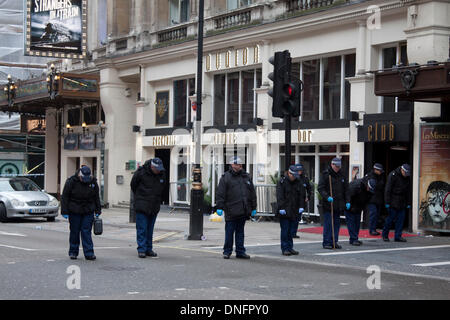 Soho London, UK. 26. Dezember 2013.  Eine Gruppe von Polizisten zu Fuß in Zeile "abwärts" Shaftsbury Avenue nach Beweisen suchen nach den tödlichen Schüssen in der Avalon Diskothek in Soho in London in den frühen Morgenstunden am Weihnachtstag Credit: Amer Ghazzal/Alamy Live-Nachrichten Stockfoto