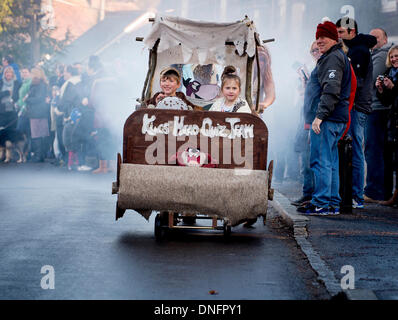 East Hoathly, UK. 26. Dezember 2013. Dorfbewohner von East Hoathly in der Nähe von Lewes in East Sussex an der diesjährigen Boxing Day Kinderwagen Rennen teilnehmen. Die Veranstaltung ist eine jährliche Spendenaktion für lokale Wohltätigkeitsorganisationen und die Organisation Dorf-Karneval-Gesellschaft. Bildnachweis: Jim Holden/Alamy Live-Nachrichten Stockfoto