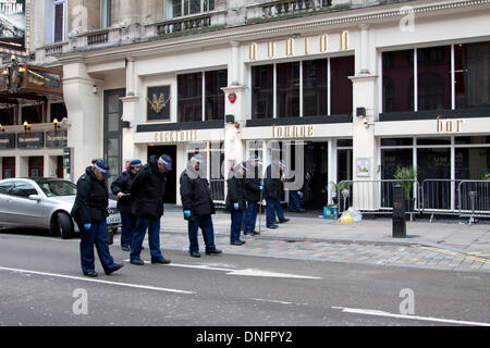 Soho London, UK. 26. Dezember 2013.  Eine Gruppe von Polizisten zu Fuß in Zeile "abwärts" Shaftsbury Avenue nach Beweisen suchen nach den tödlichen Schüssen in der Avalon Diskothek in Soho in London in den frühen Morgenstunden am Weihnachtstag Credit: Amer Ghazzal/Alamy Live-Nachrichten Stockfoto