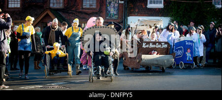 East Hoathly, UK. 26. Dezember 2013. Dorfbewohner von East Hoathly in der Nähe von Lewes in East Sussex an der diesjährigen Boxing Day Kinderwagen Rennen teilnehmen. Die Veranstaltung ist eine jährliche Spendenaktion für lokale Wohltätigkeitsorganisationen und die Organisation Dorf-Karneval-Gesellschaft. Bildnachweis: Jim Holden/Alamy Live-Nachrichten Stockfoto