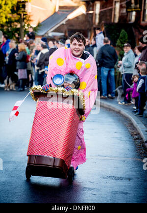 East Hoathly, UK. 26. Dezember 2013. Dorfbewohner von East Hoathly in der Nähe von Lewes in East Sussex an der diesjährigen Boxing Day Kinderwagen Rennen teilnehmen. Die Veranstaltung ist eine jährliche Spendenaktion für lokale Wohltätigkeitsorganisationen und die Organisation Dorf-Karneval-Gesellschaft. Bildnachweis: Jim Holden/Alamy Live-Nachrichten Stockfoto