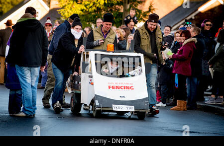 East Hoathly, UK. 26. Dezember 2013. Dorfbewohner von East Hoathly in der Nähe von Lewes in East Sussex an der diesjährigen Boxing Day Kinderwagen Rennen teilnehmen. Die Veranstaltung ist eine jährliche Spendenaktion für lokale Wohltätigkeitsorganisationen und die Organisation Dorf-Karneval-Gesellschaft. Bildnachweis: Jim Holden/Alamy Live-Nachrichten Stockfoto