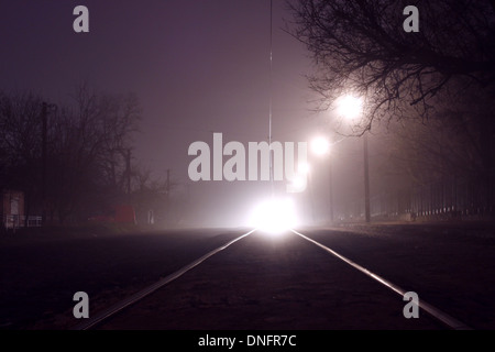 Blick auf Straßenbahn-Schienen bei Nacht Stockfoto