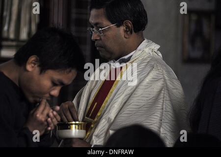 Agartala, Tripura, Indien. 25. Dezember 2013. Christion Menschen, die die Segen in der Kirche während der Weihnachtsmesse in Agartala, Hauptstadt des nordöstlichen Bundesstaates Tripura. Viele Christen ging zu Kirchen ihre Gebete Weihnachten landesweit zu bezahlen. : Bildnachweis Abhisek Saha/NurPhoto: Abhisek Saha/NurPhoto/ZUMAPRESS.com/Alamy Live-Nachrichten Stockfoto