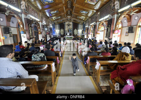 Agartala, Tripura, Indien. 25. Dezember 2013. Die Christion Menschen Gebete in der Kirche während der Weihnachtsmesse in Agartala, Hauptstadt des nordöstlichen Bundesstaates Tripura bietet. Viele Christen ging zu Kirchen ihre Gebete Weihnachten landesweit zu bezahlen. : Bildnachweis Abhisek Saha/NurPhoto: Abhisek Saha/NurPhoto/ZUMAPRESS.com/Alamy Live-Nachrichten Stockfoto