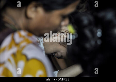 Agartala, Tripura, Indien. 25. Dezember 2013. Während der Christmette in Agartala, Hauptstadt des nordöstlichen Bundesstaates Tripura ist eine Mädchen in der Kirche beten. Viele Christen ging zu Kirchen ihre Gebete Weihnachten landesweit zu bezahlen. : Bildnachweis Abhisek Saha/NurPhoto: Abhisek Saha/NurPhoto/ZUMAPRESS.com/Alamy Live-Nachrichten Stockfoto