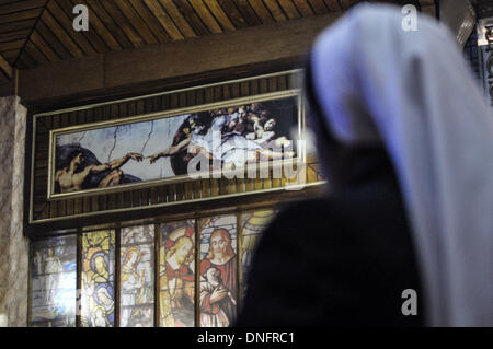 Agartala, Tripura, Indien. 25. Dezember 2013. Eine Nonne betet in der Kirche während der Weihnachtsmesse in Agartala, Hauptstadt des nordöstlichen Bundesstaates Tripura. Viele Christen ging zu Kirchen ihre Gebete Weihnachten landesweit zu bezahlen. : Bildnachweis Abhisek Saha/NurPhoto: Abhisek Saha/NurPhoto/ZUMAPRESS.com/Alamy Live-Nachrichten Stockfoto