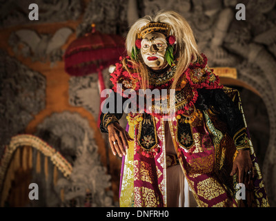 Balinesische maskierte Tänzer führt die traditionelle Topeng Tua, auch bekannt als der alte Mann Tanz, in Ubud, Bali. Stockfoto