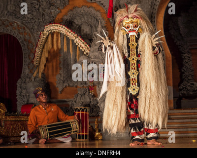 Darstellung der Rangda auf der Bühne in traditionelle balinesische Barong Tanz-Performance in Ubud, Bali, Indonesien. Stockfoto