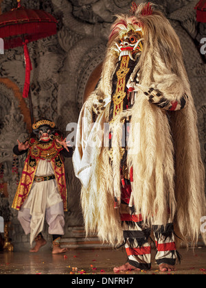 Darstellung der Rangda in traditionelle balinesische Barong Tanz-Performance in Ubud, Bali, Indonesien. Stockfoto