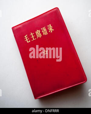 Ein Vintage Taschenbuchausgabe des Vorsitzenden Mao Zedong "Zitate von Chairman Mao Tse-tung", bekannt als die "kleine rote Buch auf seinen 120. Geburtstag, Donnerstag, 26. Dezember 2013 zu sehen ist.  Das Buch wurde von 1964 bis 1976, populär während der Kulturrevolution veröffentlicht und ist eines der am meisten gedruckten Bücher in der Geschichte mit 1,055,498,000 Kopien gedruckt (nach der amtlichen Statistik durch die chinesische Regierung geliefert). Bildnachweis: Richard Levine/Alamy Live-Nachrichten Stockfoto