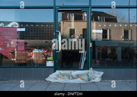 Tonbridge, Kent, UK. 26. Dezember 2013. Ein Starbucks an der Tonbridge High Street versucht, den Fluss von Hochwasser in den schlimmsten Fluten zu brechen, die die Stadt seit den 1960er Jahren gesehen hat. Bildnachweis: Scott Wishart/Alamy Live-Nachrichten Stockfoto