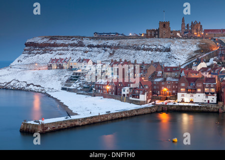 Winter-Morgenwache über den Fluss Eske in Whitby an der Küste von Yorkshire. Stockfoto