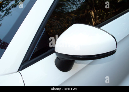 Abstrakte Nahaufnahme Seitenansicht der Rückspiegel und Fahrzeug Stockfoto