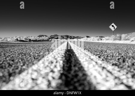 Straße in der Wüste und Turn Zeichen Stockfoto