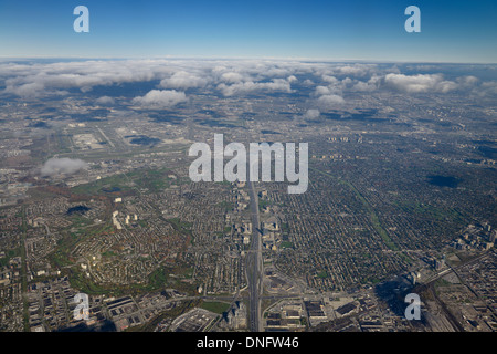 Antenne von Toronto nach Norden auf dem Highway 427 und 401 und Centennial Park und Pearson International Airport Stockfoto