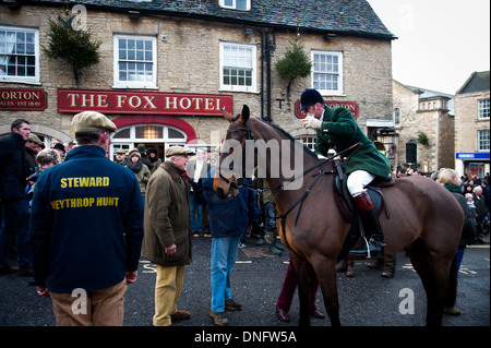 The Heythrop Hunt , eine Fuchsjagd in Chipping Norton, Oxfordshire, jedes Jahr am zweiten Weihnachtsfeiertag, beginnend vor dem Fox Hotel Stockfoto