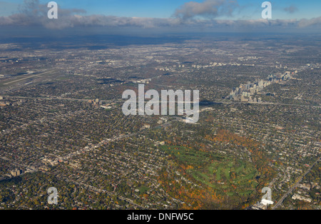 Luftaufnahme von Toronto Kanada Yonge Street und der Highway 401 mit Rosedale Golf Club und Downsview Airport Stockfoto