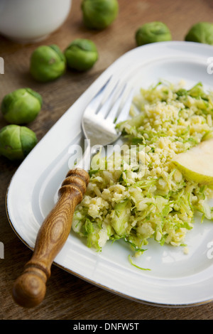 Shredded Rosenkohl, geriebenen Apfel und Shredded veganen Käse. Stockfoto